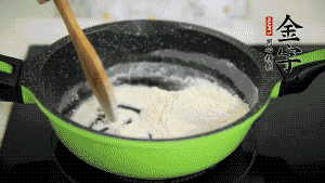 【月餅餡】3．把面粉放入干凈的炒鍋，小火加熱不斷翻炒，至呈微黃色熟透。在腌漬好的火腿丁中加熟面粉，拌勻后，加黃油拌勻揉搓成12個(gè)小球，放冰箱冷藏備用。