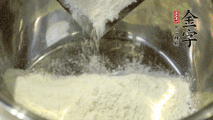 【油皮】1．將油皮材料放入料盆中，緩緩加100ml水，攪拌成雪花片狀。在案板上反復(fù)揉搓成有一定筋度的光潔面團(tuán)，搓成12個(gè)團(tuán)子。