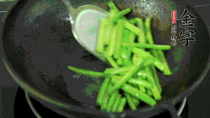 鍋中倒油，油溫7成熱時(shí)，放入四季豆煸炒至變色，然后放入香腸均勻翻炒，加少許清水燜煮1分鐘。