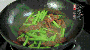 然后再加入鮮蓮子一起翻炒，至熟后加少許鹽調(diào)味就可以了。