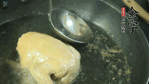 鴿子去毛和內(nèi)臟，處理干凈。大火燒開鍋中的水，放入鴿子汆燙3分鐘，撇清血沫，撈出備用。（為了保證湯色純正，肉類在煲制前要先去除殘留的血水，煲湯時(shí)一定要冷水下鍋，這樣肉里的蛋白質(zhì)才可以充分地溶解到湯里，湯的味道才會(huì)鮮美。）