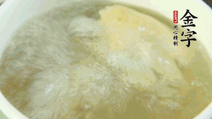 待湯水滾開后，再加入山藥塊，以料酒調(diào)味。