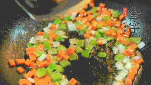 以耗油、料酒調(diào)味，加適量清水燜煮。