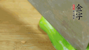 大蒜切成小段，青椒去籽滾刀切成塊。