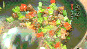 熱油起鍋，依次加入青椒塊、牛肉、大蒜煸炒均勻。