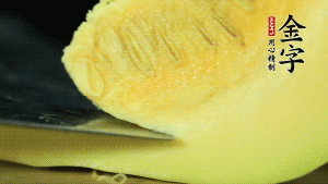 胡蘿卜切滾刀塊，小南瓜取一半去籽去皮切塊備用。