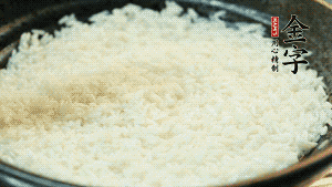 浸泡后的大米加入2湯匙生抽、1湯匙老抽調(diào)味。