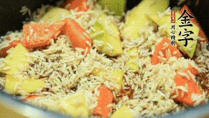 加入切好的胡蘿卜塊和南瓜塊、鹵牛肉塊攪拌均勻。放入電飯煲，按“煮飯模式”。