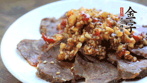 最后把醬汁淋到牛肉上即可，撒上芝麻、香菜。也可以把牛肉和醬汁攪拌均勻，讓牛肉與醬汁更加入味。