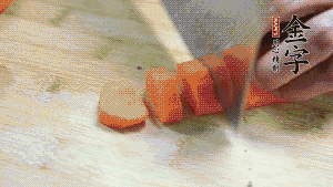 食材洗凈后，胡蘿卜切成塊，鮮香菇切成十字花刀備用。