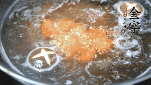 將烏冬面放入調(diào)好味的面湯中一起煮熟。（選擇烏冬面的原因，第一是因為菜鳥也能很好地做出成品，而不用擔(dān)心會糊鍋或者黏在一起；第二是因為白色的面條，在夏天看起來更有食欲。）