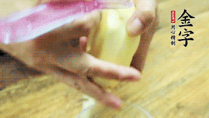 將食材洗凈，茄子、土豆切滾刀塊。