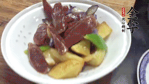 加少量生抽、鹽、糖、雞精調味，炒熟出鍋即可。