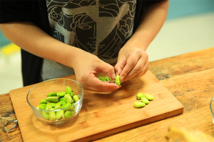 蠶豆剝除外殼，剩下嫩嫩的蠶豆。