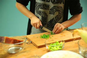 當(dāng)然，如果你愛(ài)吃蔥，可以切點(diǎn)蔥花加入。