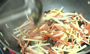 起油鍋，蒜茸煸香，倒入所有食材，加料酒翻炒至熟即可。