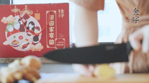 將處理好的老鴨放入冷水鍋中，丟入姜片，冷水煮沸去腥。