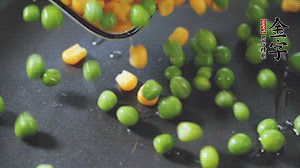 鍋7成熱時(shí)，下豌豆、玉米翻炒，再依次放醬肉、洋蔥碎、木耳碎。