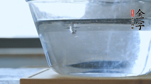 紅豆提前浸泡備用。