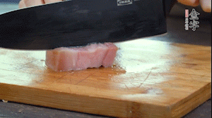 【餡料】1.金字淡咸肉加姜片料酒焯水，春筍焯水后切成小丁。