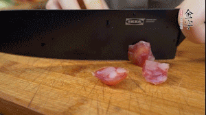 【餡料】3.金字土香腸、香菇切小丁。