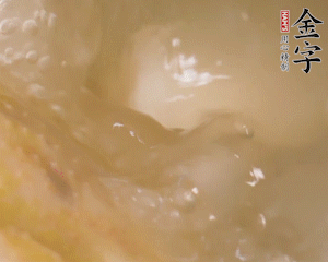 沸騰后撈出蔥結(jié)，小火燉45分鐘，加山藥再燉15分鐘。