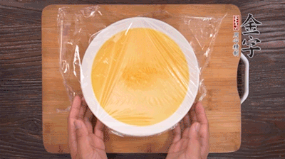 去除雞蛋液浮沫后，沸水上鍋蒸6分鐘。