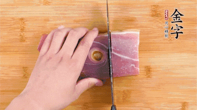 金字火腿切片，老豆腐切成塊，海鮮菇洗凈。