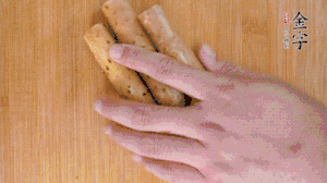 山藥去皮切斜刀塊，毛豆去外殼去膜，姜切片。