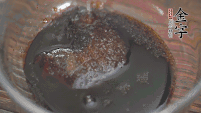 調(diào)配醬汁：耗油、生抽、老抽、糖、鹽、清水?dāng)嚢杈鶆颉?>
					</div>
					<span>步驟 3/5</span>
					<p>調(diào)配醬汁：耗油、生抽、老抽、糖、鹽、清水?dāng)嚢杈鶆颉?/p>
				</li><li>
					<div   id=