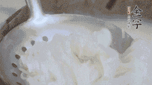 米粉煮熟過涼水備用。