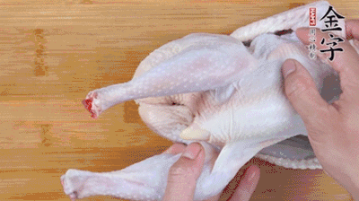 菌菇分別冷水泡發(fā)。雞處理干凈后剁成小塊，放水中浸泡半小時去血水。