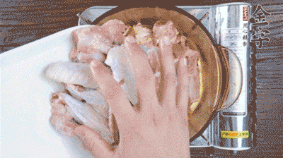 加料酒、蔥姜焯水2分鐘，清洗備用。