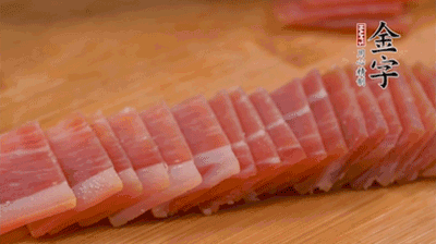 金字火腿切薄片。