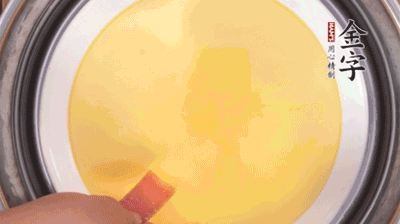 將火腿片均勻鋪上，繼續(xù)蒸6分鐘。