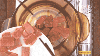 砂鍋中依次放火腿片、豆腐，大火燉開(kāi)轉(zhuǎn)中小火。