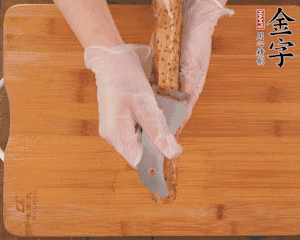 山藥去皮切滾刀塊，熱水汆燙30秒，撈出冷水浸泡。