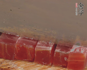 金字火腿切丁，春筍剝殼切丁，豌豆剝粒。