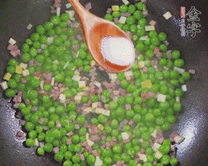 加水、料酒、鹽燒2分鐘即可。