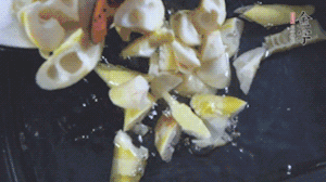 將淡咸肉、春筍、五花肉一起放入鍋中。