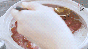 沿鍋邊倒一圈食用油蓋蓋，繼續(xù)小火燜8分鐘。