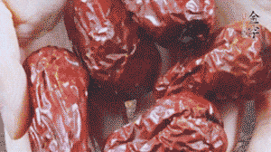 紅棗洗凈，對半剪開。