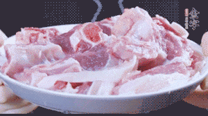 新鮮羊肉冷水入鍋，加姜片、清水焯水，除去血沫。