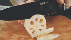 蔬菜清洗干凈切片。