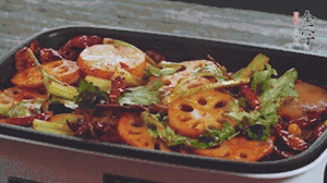 加入金字麻辣香腸，翻炒5分鐘左右。再加入之前準備好的蔬菜，翻炒均勻，最后放入蝦。