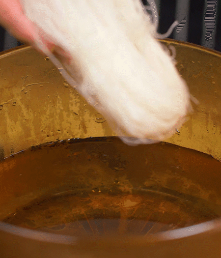 青番茄切片、金字臘肉切薄片、小米辣線椒切圈。