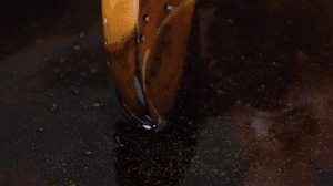 茄子切成長(zhǎng)條，拍上生粉入油鍋炸制。