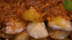 把茄子一條一條的擺好放在盤子上，上鍋蒸制3到4分鐘，出鍋后撒上蔥花。