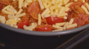 烤箱上下火180度預(yù)熱，將米飯分別盛入容器中。表面均勻的撒上馬蘇里拉芝士碎，放進(jìn)烤箱中層烤20分鐘左右，待芝士融化上色即可。