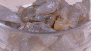 蝦去殼去蝦線，加姜絲、鹽腌制15分鐘，微煎1分鐘備用。